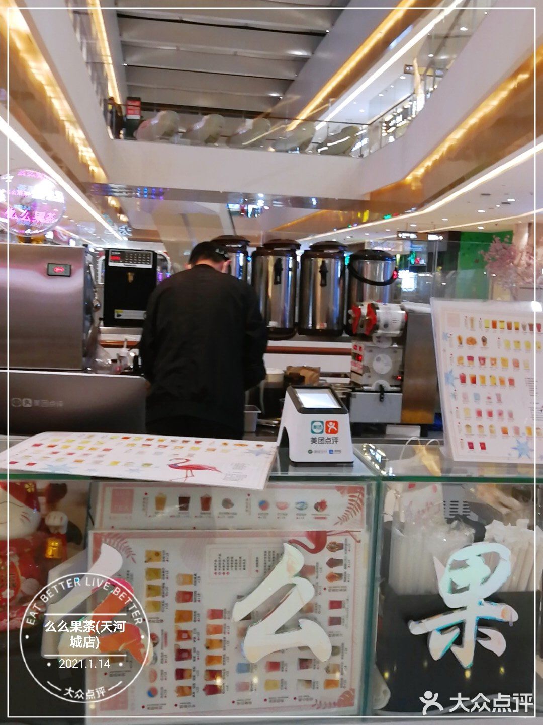 桃花漂露气，波中含烟翠～