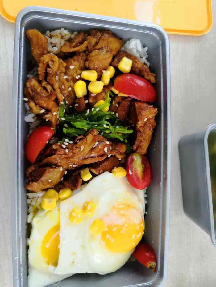 中午的工作餐外卖来着,好像距离蛮近的,送的很快.包装特别的小清新