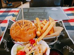牛肉培根汉堡-遇见西木美式餐厅(体育路店)