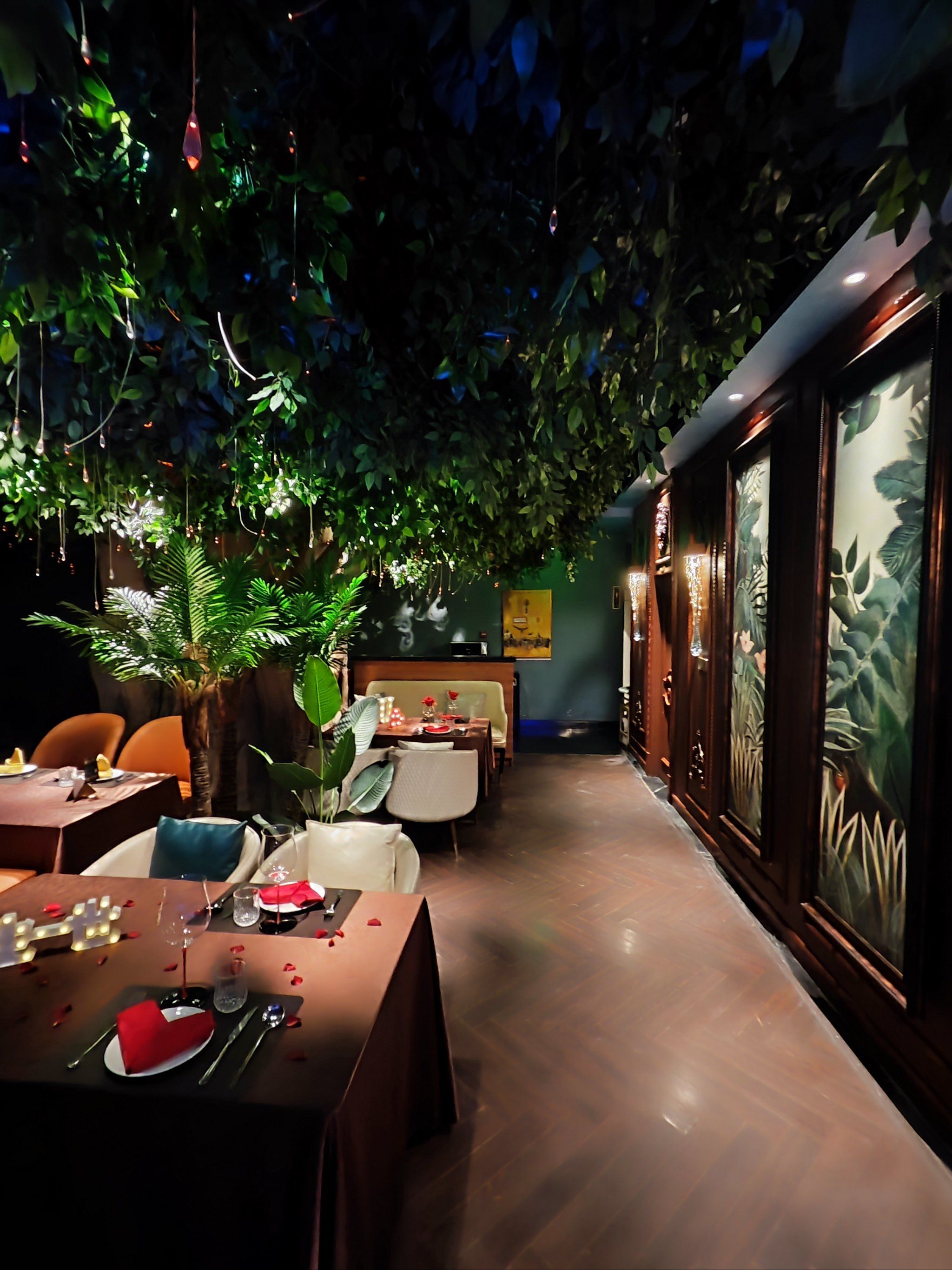 一半热带雨林一半水族馆,这是什么神仙级餐厅!