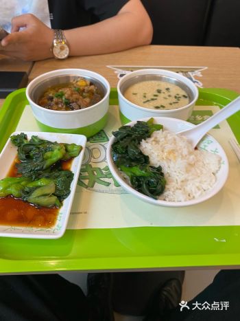 这家老乡鸡环境很好，非常干净整洁，食物不仅外形美观