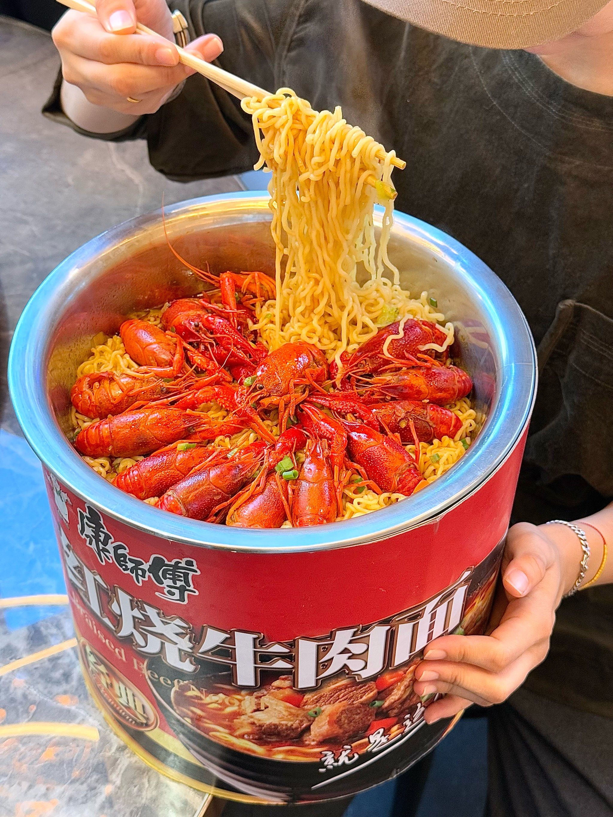大连有巨型龙虾面!太超前了