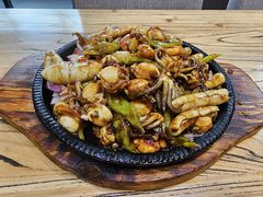 铁板三鲜-小船渔村•大连菜•大连焖鱼(明泽街店)