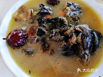 乌鸡是白色毛，皮肤是黑的，不是黑色的毛！唉