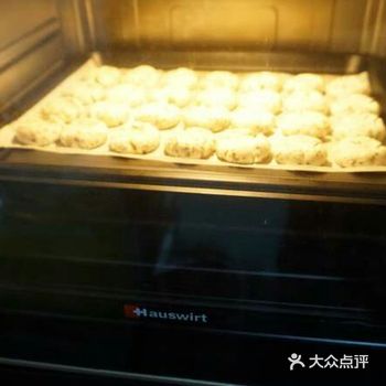 让中间有凹陷即可 11.将烤箱预热上下火180°C