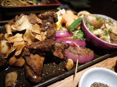 铁板黑椒雪花牛里脊配黄油煎时蔬-鳗鱼家·深夜食堂(军博店)