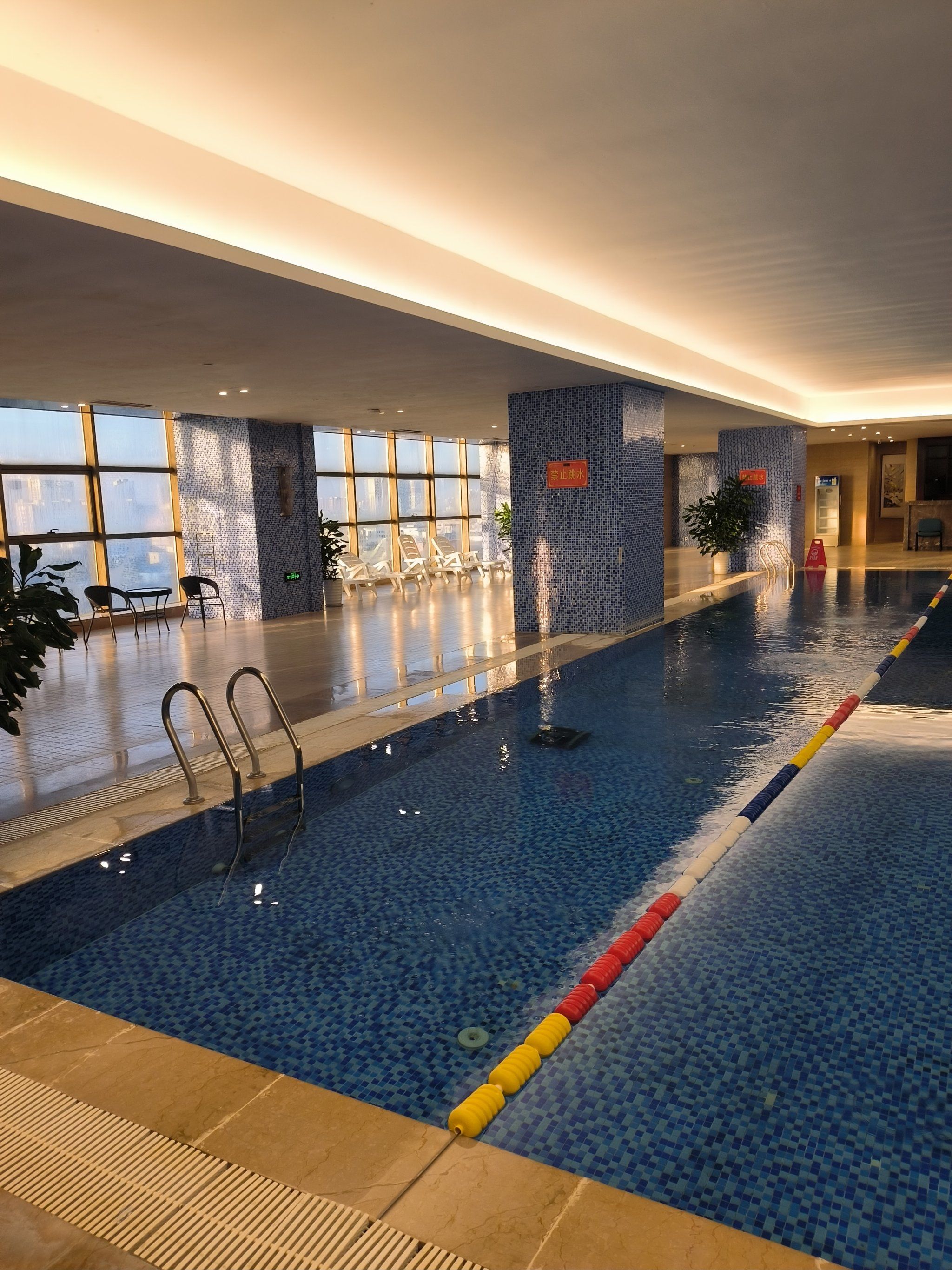 泳池美景尽收眼底