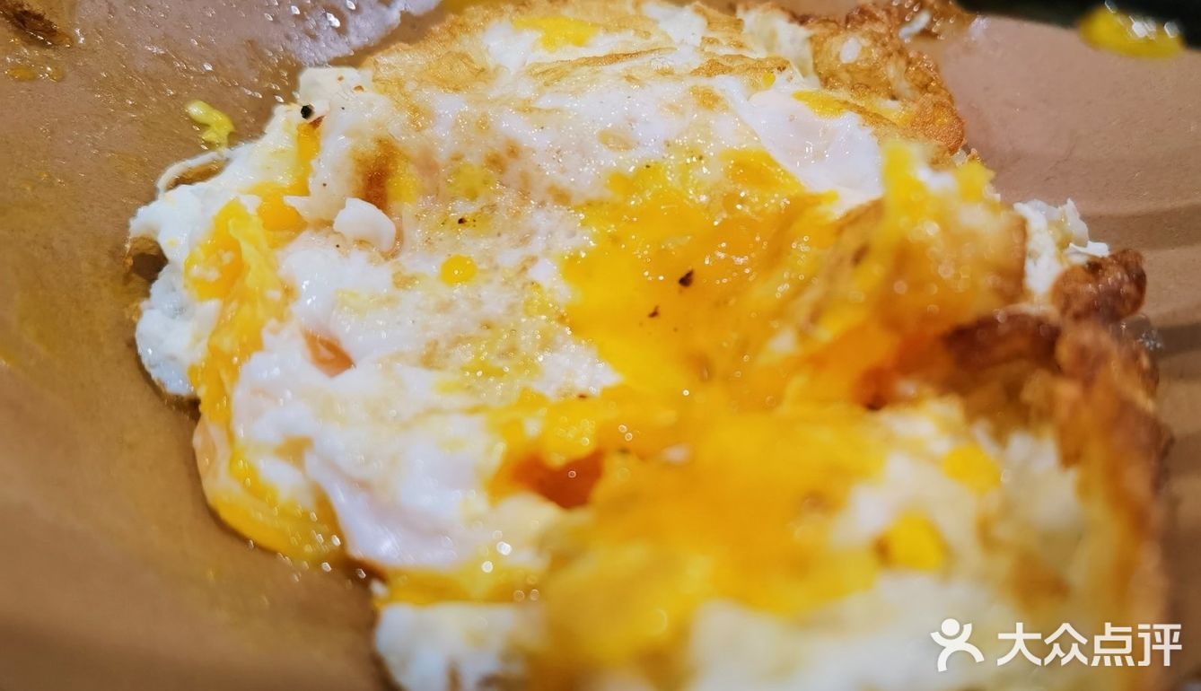 只有三四张桌子，我们晚上去的时候运气比较好还有位置