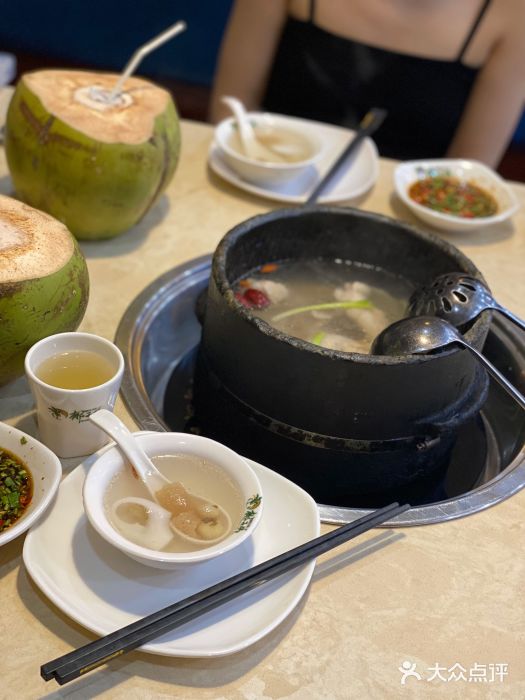 墨脱石锅椰子鸡•糟粕醋•东山羊(大东海店)墨脱石锅椰子鸡图片