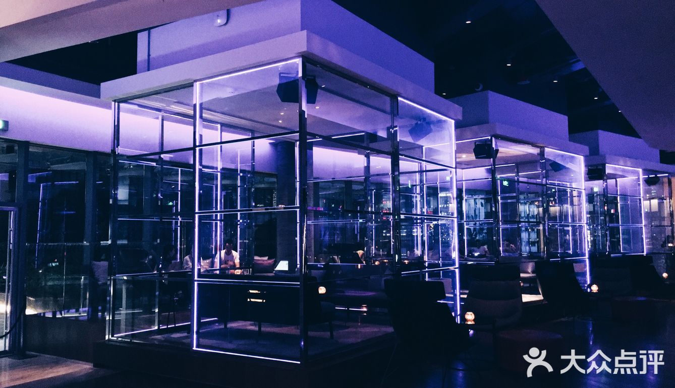 夜晚霓虹幻彩般的W酒店