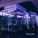 夜晚霓虹幻彩般的W酒店