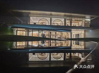 在南湖边发现了一家书店，全玻璃装修，透明度特别高