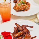 脆皮乳鸽：脆皮乳鸽是宴庭苑的招牌菜之一