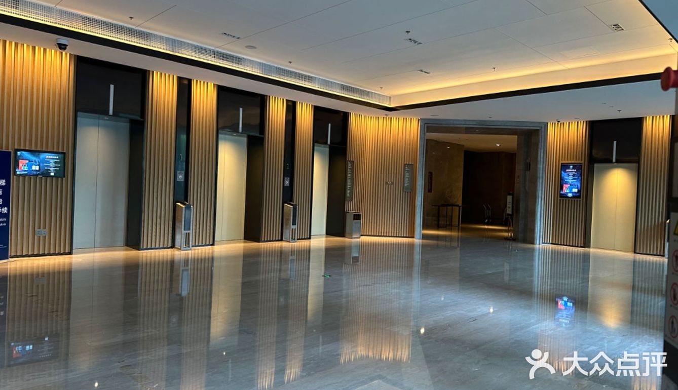 朋友介绍来了江夏最好的酒店里的中餐厅，餐厅在酒店二楼
