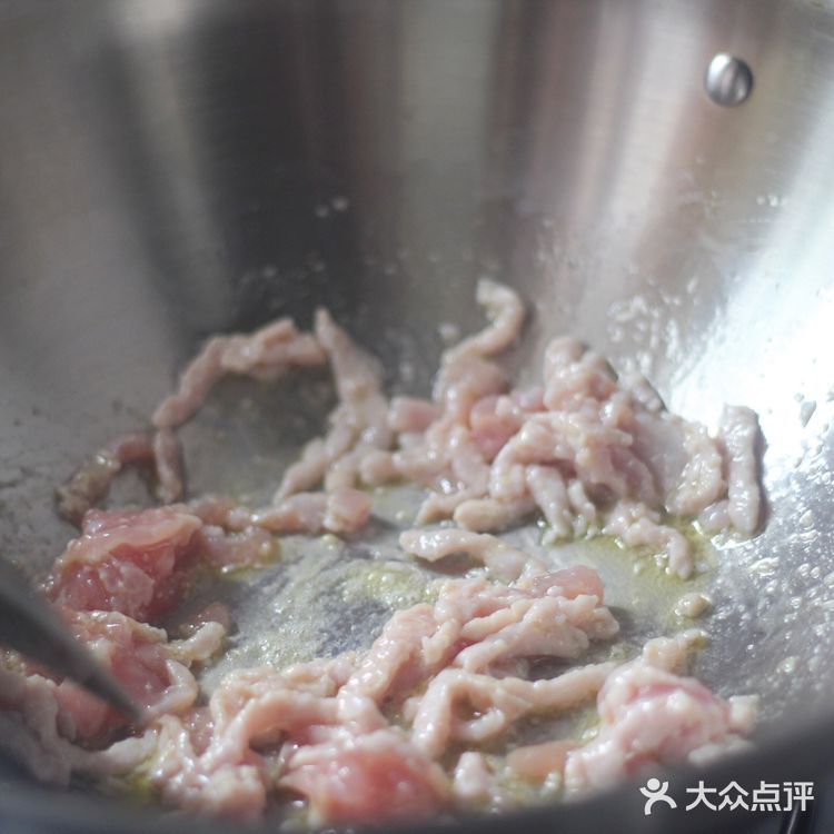 清清爽爽，碧绿清爽的家常菜！青椒茭白炒肉丝！