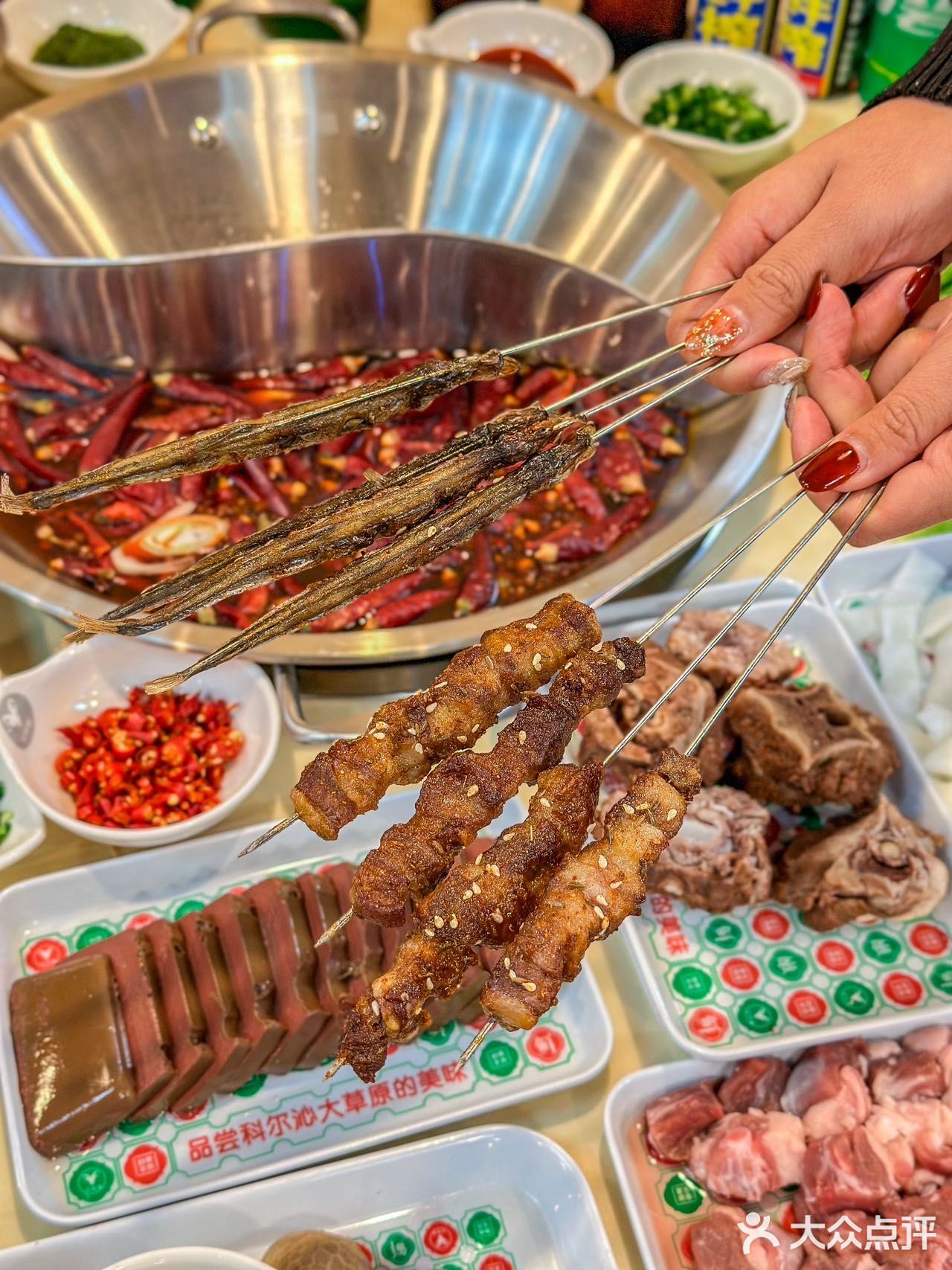 特色羊肉 选用的是内蒙5～6月的羔羊肉，食材很新鲜