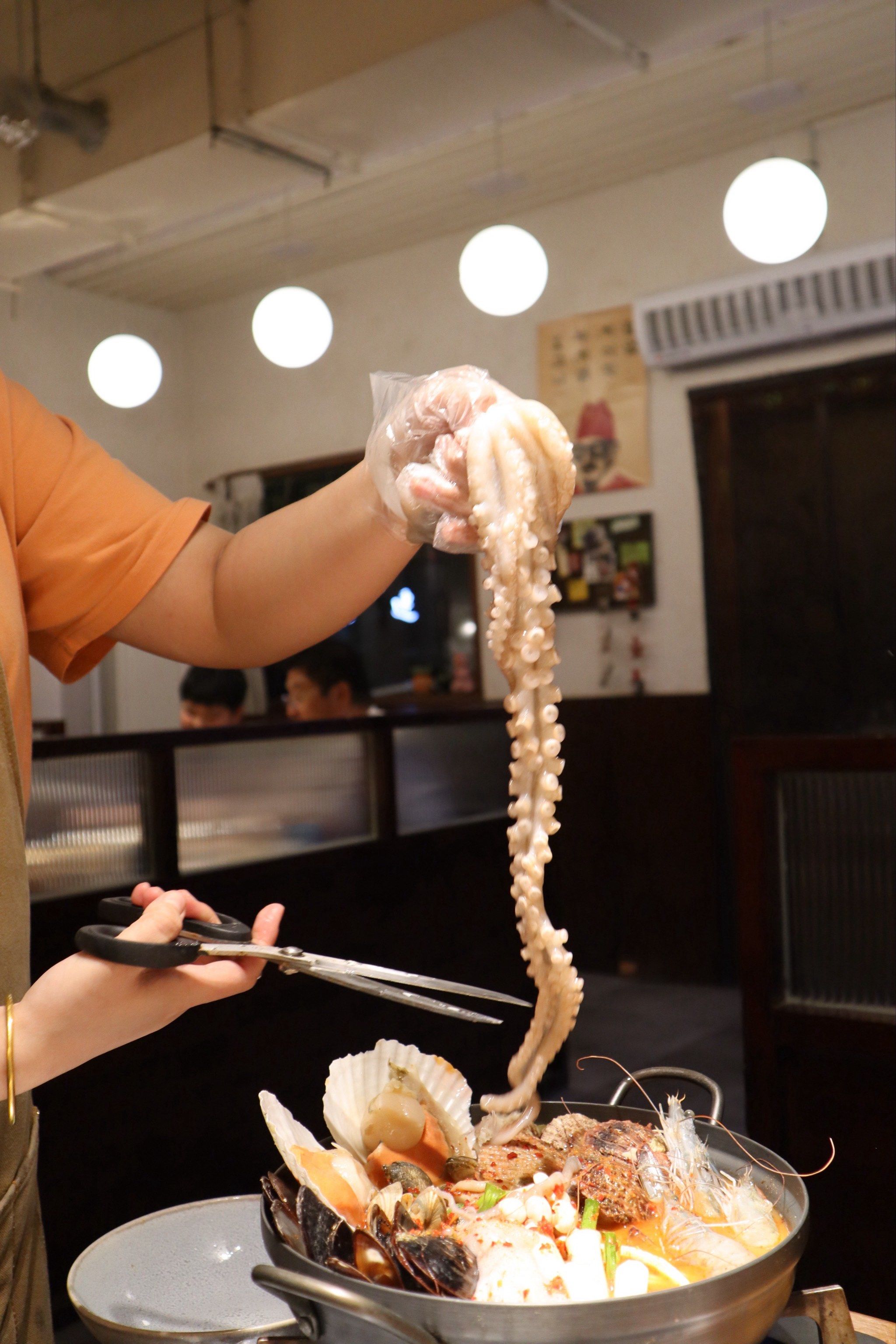 n特别推荐海鲜火锅,可以加一只18元的活章鱼.