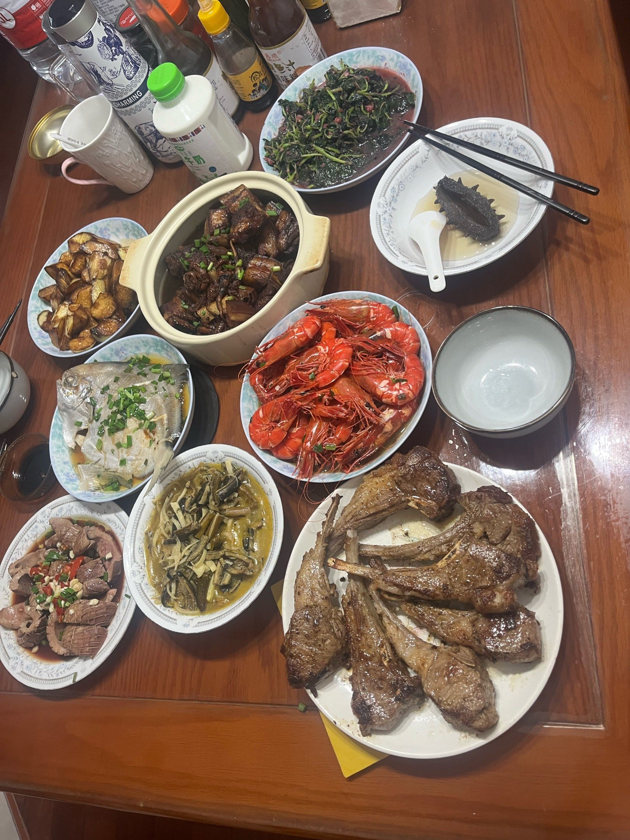 中午餐:水煮腰花,茭白炒鳝丝,水煮昌鱼,油爆草虾,红烧肉烧目