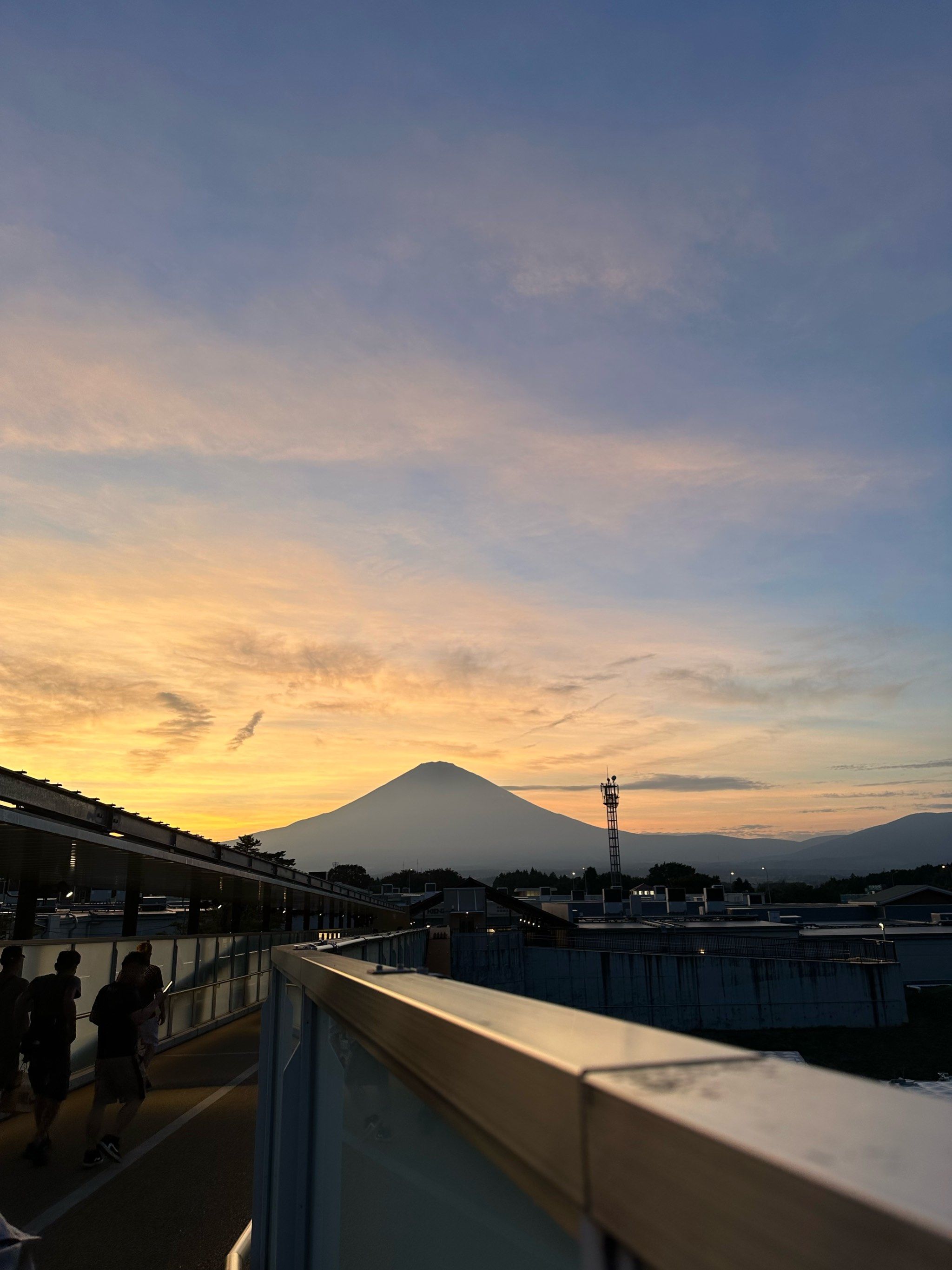 富士?没有雪顶的富士山落日