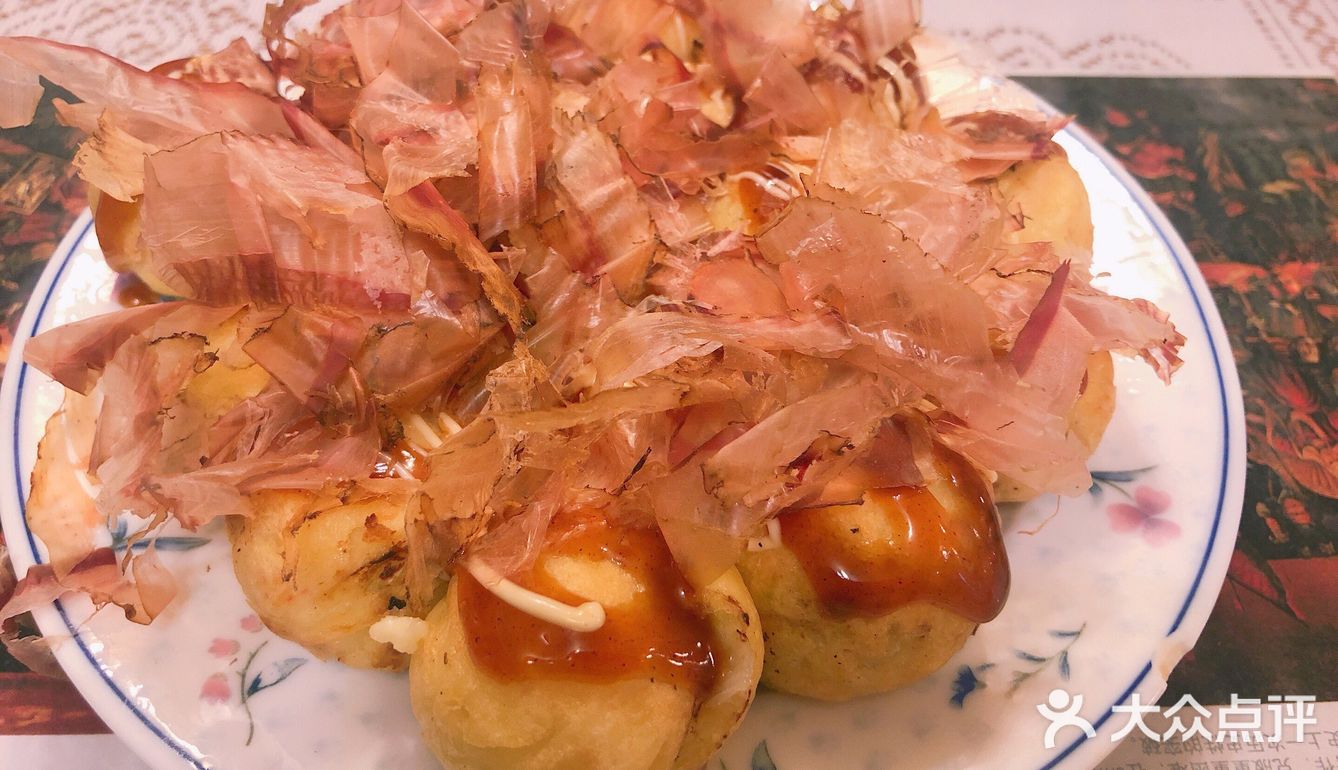 更多吃的是情怀吧。还有屋子里面油烟味道是真的大