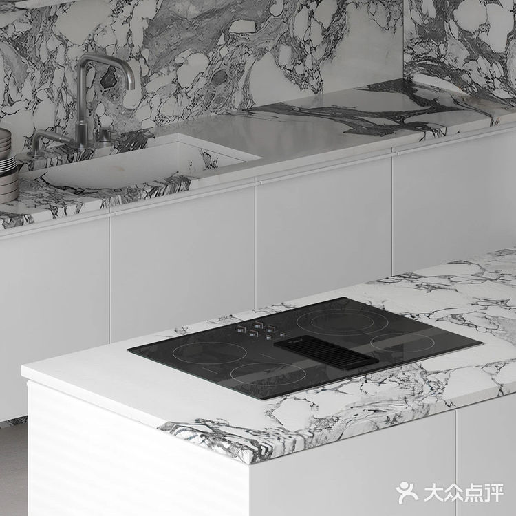 客厅中，设计师选用暖白色作为空间的主色调，奠定干净温