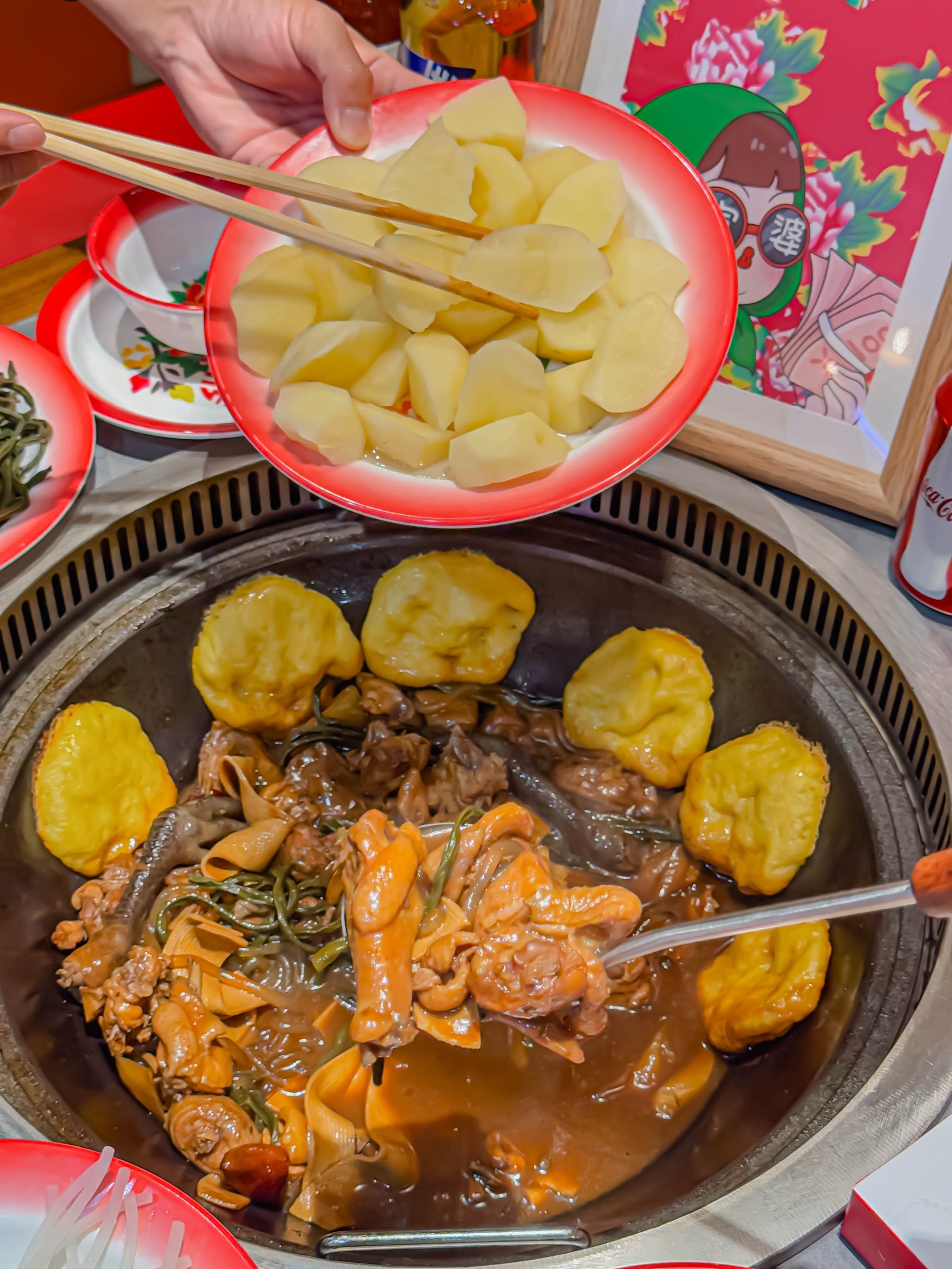 这家铁锅炖小笨鸡绝了!一口回到东北炕头