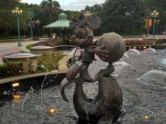 -小镇影院迪士尼小熊Duffy与他的朋友合影地