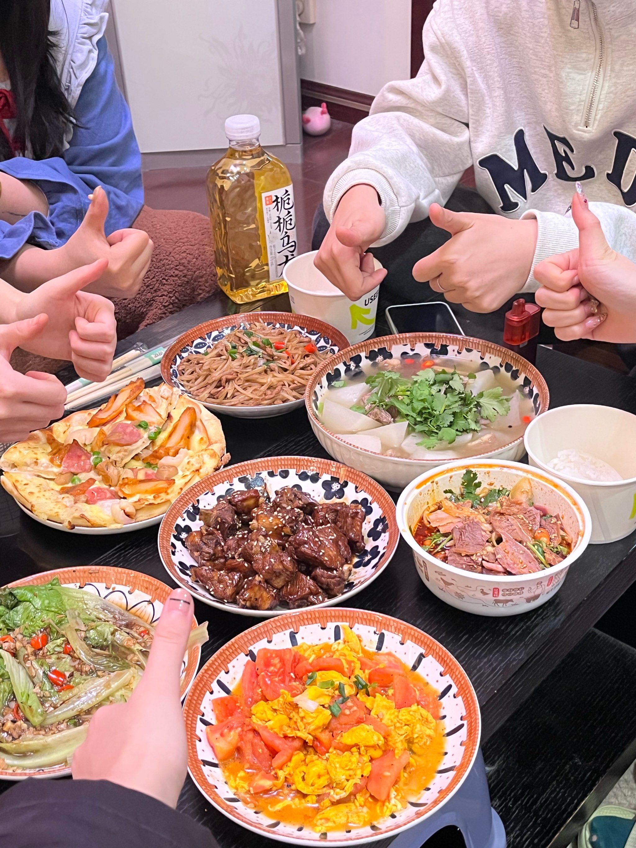 女孩家庭共餐乐