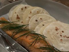 烟熏三文鱼配烤饺子皮和芥末籽酱-BOR Eatery(安福路店)