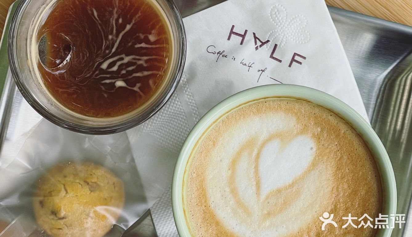 啡飲半醺，似苦若甘，以克苦淬煉著幸福的厚度。