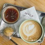 啡飲半醺，似苦若甘，以克苦淬煉著幸福的厚度。