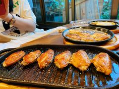 料理烤焦香翅中-老东镇啤酒屋海鲜加工·蒸汽海鲜·海鲜烧烤(台东店)