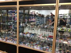 -逝水玩具折扣店