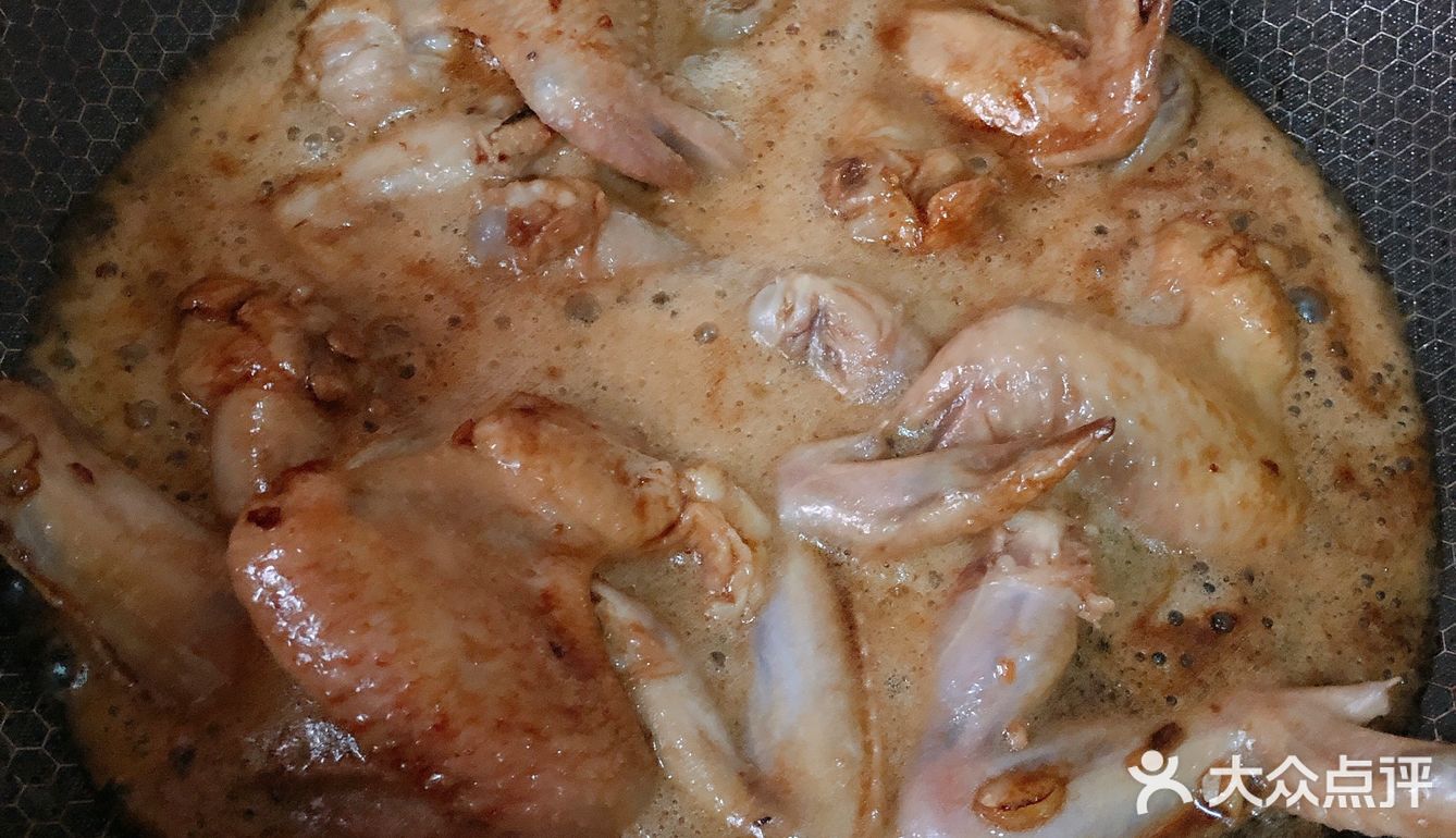 色香味俱全的鸡翅，吃在嘴里，甜在心里