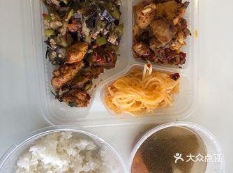 早餐，一次性饭盒的粉面 中餐，一次性饭盒的盒饭