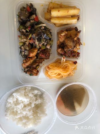 早餐，一次性饭盒的粉面 中餐，一次性饭盒的盒饭