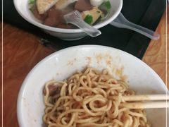 -松树干拌面店