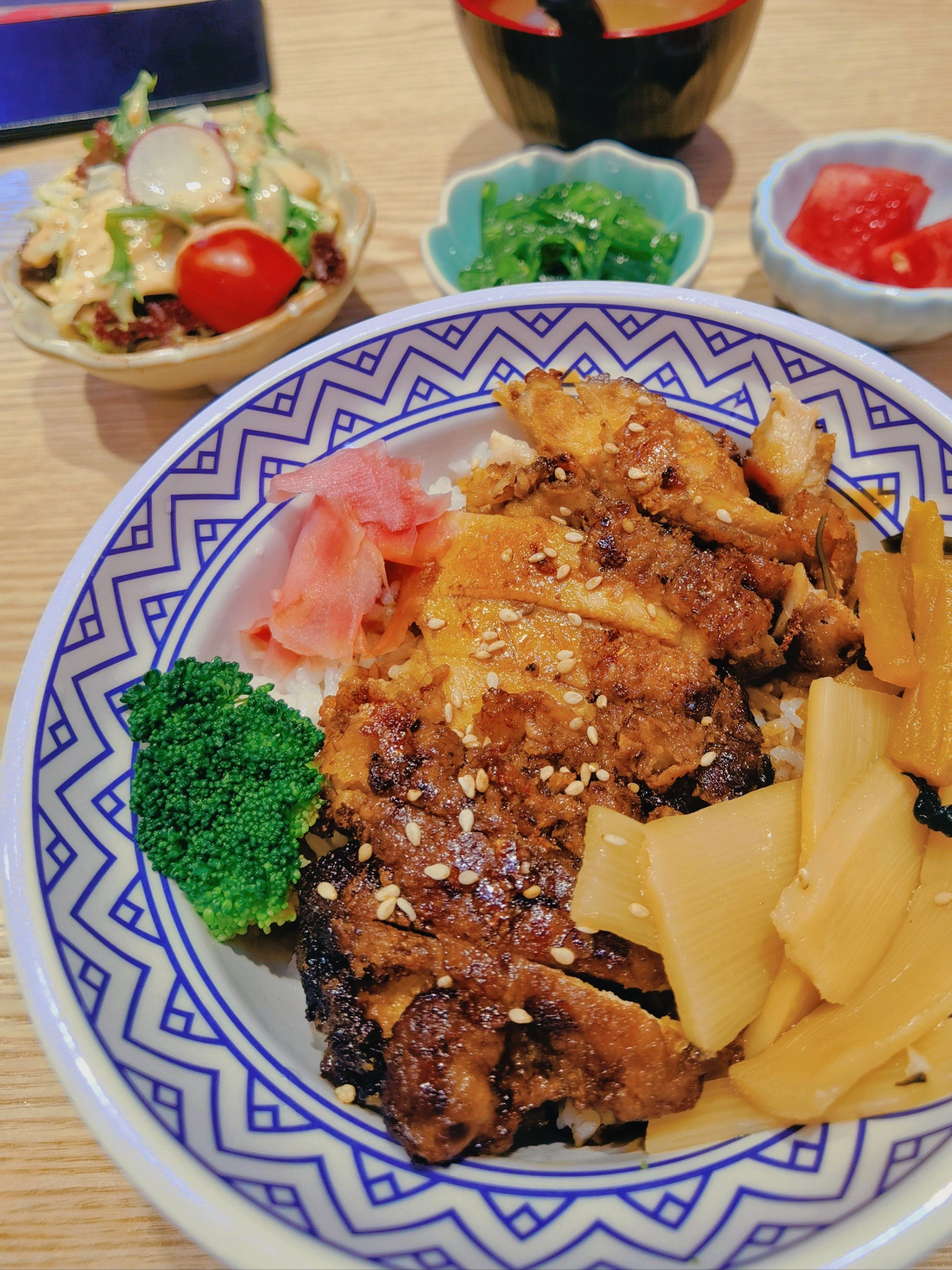 一家很不错的日式便当选择其中的「照烧鸡腿饭」包含了一份蔬菜沙拉