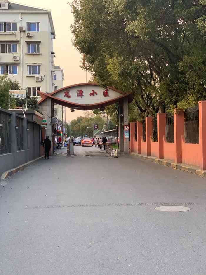 龙潭小区-"自从并入了静安区,这个小桥就造好了.走这.