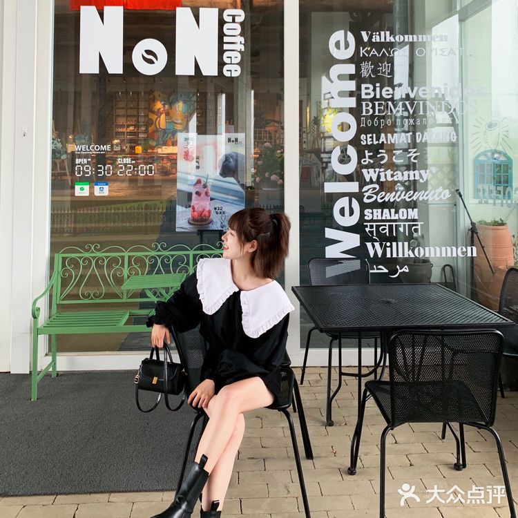 青岛首家油画咖啡厅🎨就藏在金沙滩啤酒城‼️