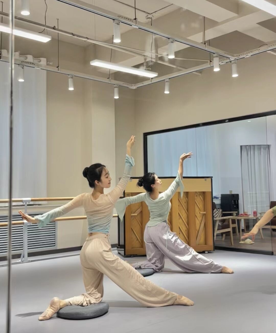舞出美丽人生:从站姿到气质的华丽蜕变