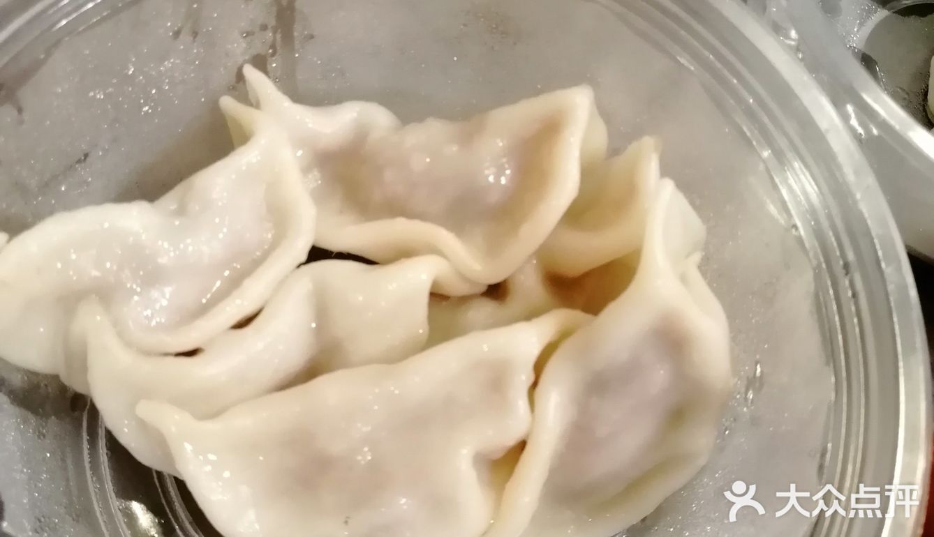 价格也是一样的。个人来说，觉得饺子比小笼包好吃一点