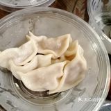 价格也是一样的。个人来说，觉得饺子比小笼包好吃一点