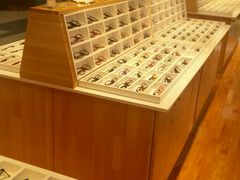 -MiRi眼镜连锁·蔡司·尼康控优点合作店(莘庄店)