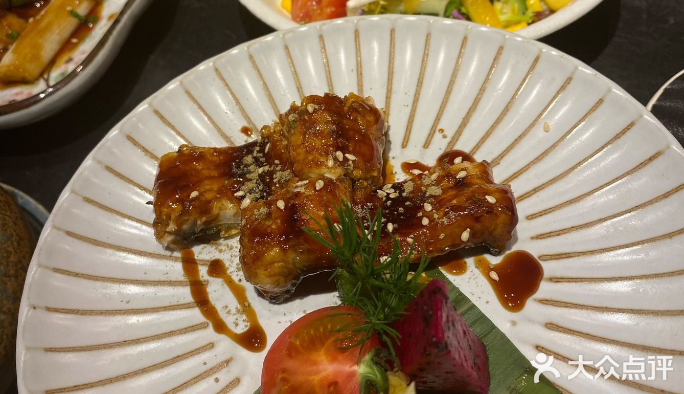 如果美食不能完全治愈悲伤，至少它可以稀释一部分