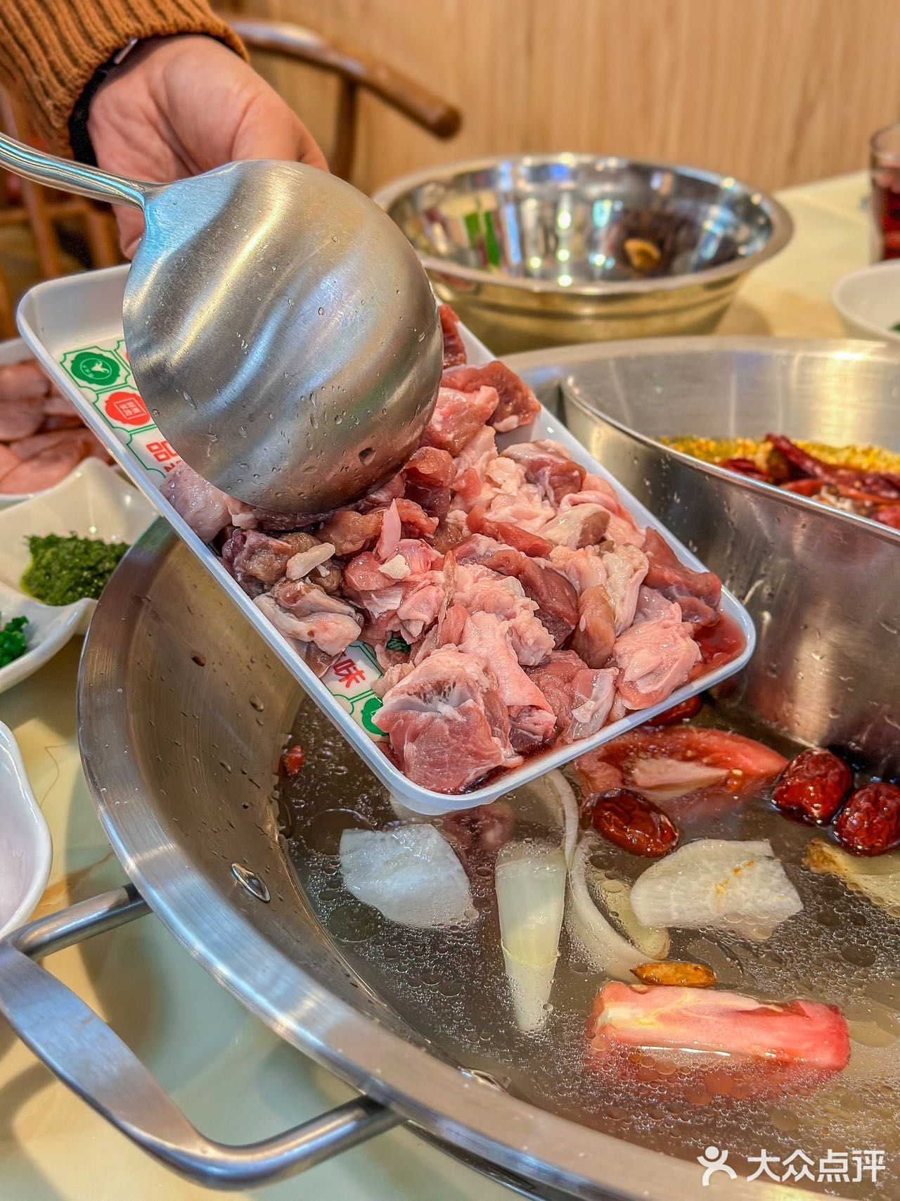 特色羊肉 选用的是内蒙5～6月的羔羊肉，食材很新鲜