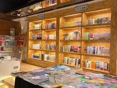 -新华里咖啡书吧(新华书店小寨店)