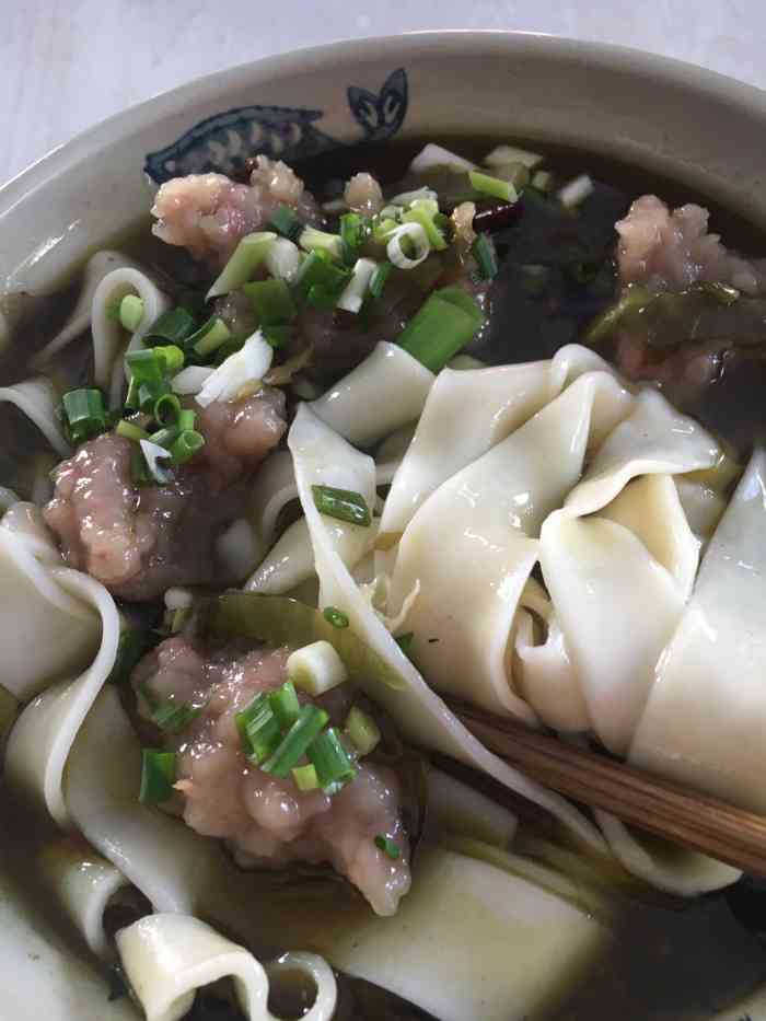 剁包子(酸菜滑肉面块)-"剁包子位于渝北空港安康路,早上卖包子稀饭.