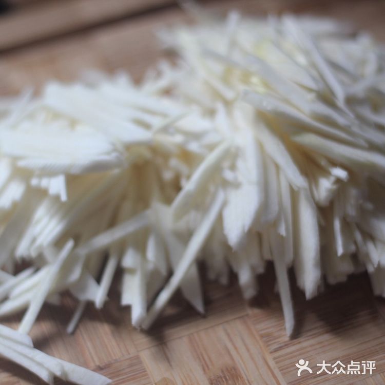 清清爽爽，碧绿清爽的家常菜！青椒茭白炒肉丝！