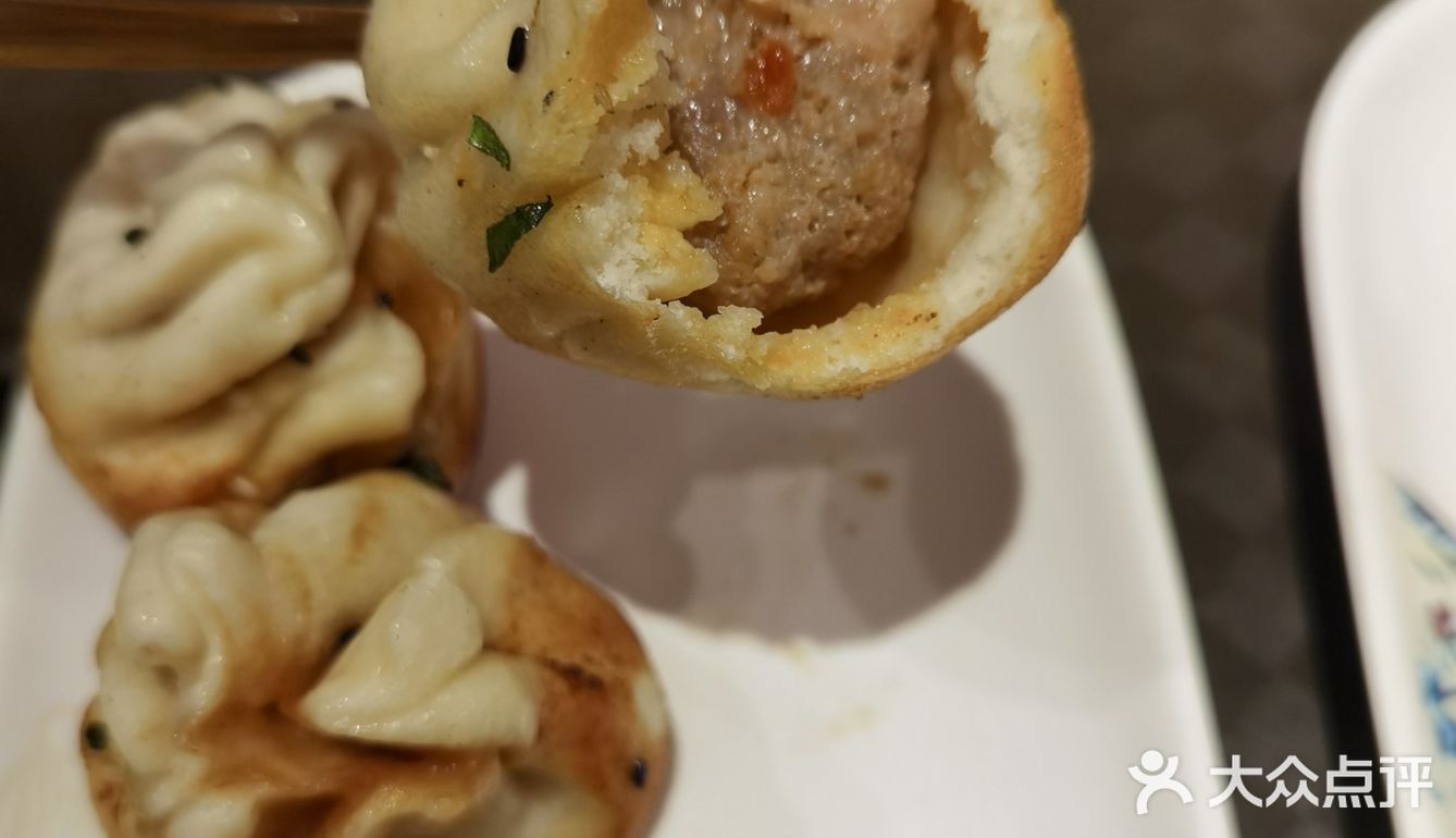 鱼丸很好吃。连千张包的馅料都那么瓷实。还真是老店
